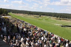 L’Hippodrome de la Solle vous ouvre ses portes. Bienvenue dans une destination équestre d’exception!…