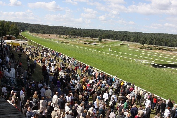 L’Hippodrome de la Solle vous ouvre ses portes. Bienvenue dans une destination équestre d’exception!…