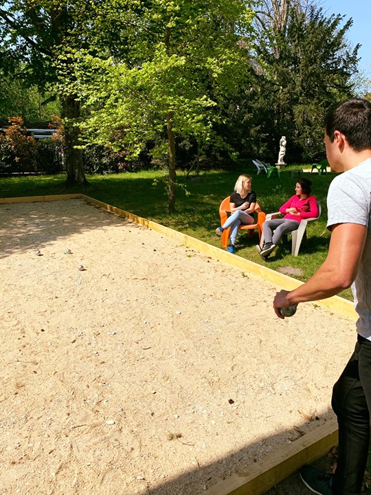 Un samedi après-midi détente dans le jardin du Mercure Château de Fontainebleau. 4 Mai…