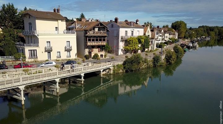 Balades romantiques en bord de Connaissez-vous Samois-sur-Seine ? Un village au charme poétique. Découvrez…