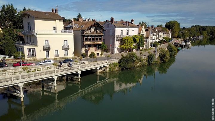 Balades romantiques en bord de Connaissez-vous Samois-sur-Seine ? Un village au charme poétique. Découvrez…